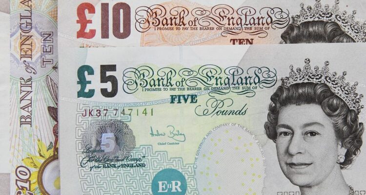 La libra esterlina se impulsa frente al dólar luego del anuncio de dimisión de Johnson