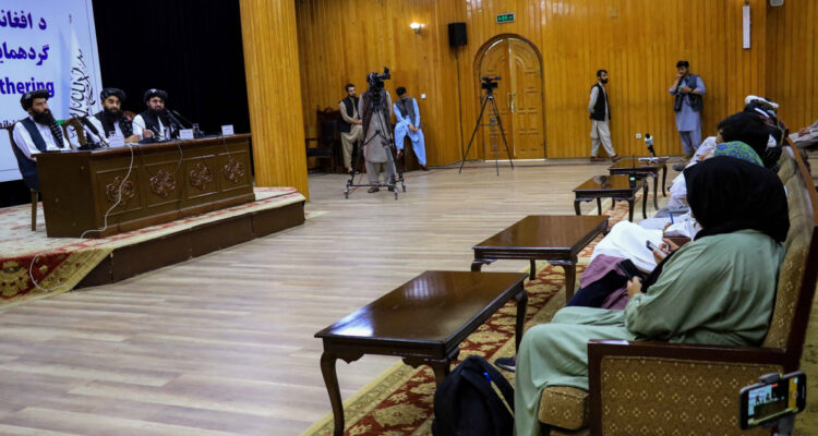 Voceros de los talibanes dando cuenta ante la prensa por la asamblea.