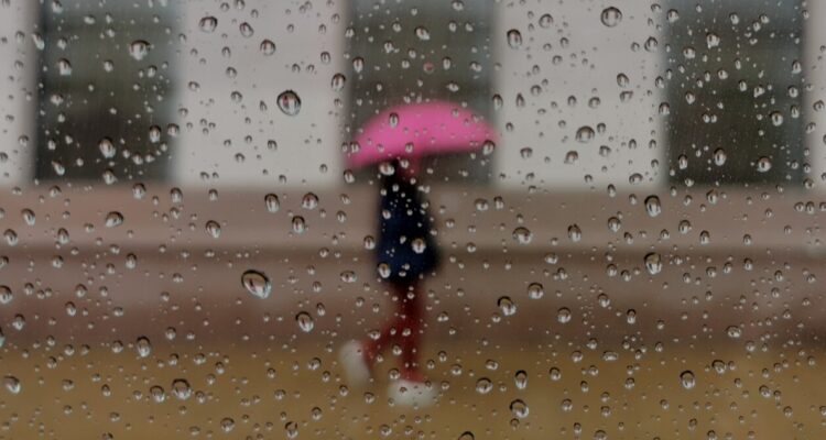 Con viento y tormenta eléctrica: más de 50 mm de lluvias podrían caer este fin de semana en Santiago