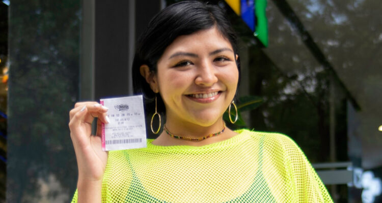 Mujer con boleto del Mega Millions que sortea mil millones