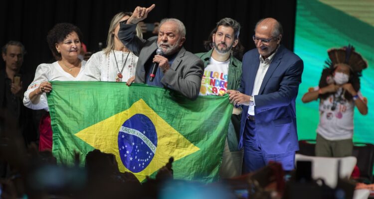 El expresidente de Brasil y candidato a las próximas elecciones, Luiz Inacio Lula da Silva y su fórmula a la vicepresidencia, Geraldo Alckmin, participan en el acto “Vamos juntos por Brasil” hoy en la ciudad de Brasilia.