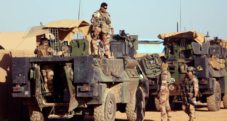 Soldados franceses de la fuerza europea Takuba preparan unos vehículos en la base militar de Ménaka, en Malí.
