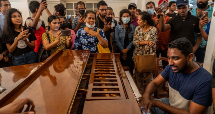 Manifestantes convierten palacio presidencial en biblioteca pública tras “estallido” en Sri Lanka