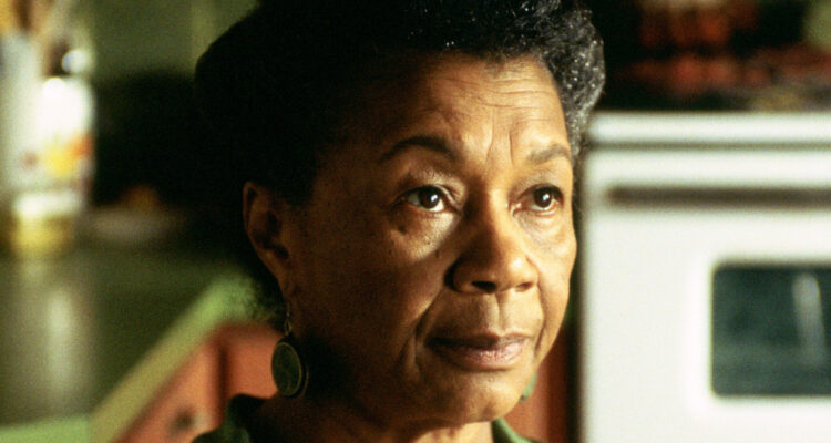 Mary Alice interpretando a El Oráculo en Matrix: Revolutions.