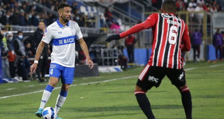 Mauricio Isla jugando ante Sao Paulo.