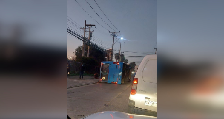 Microbús termina volcado en la comuna de Quilpué: hay pasajeros lesionados.