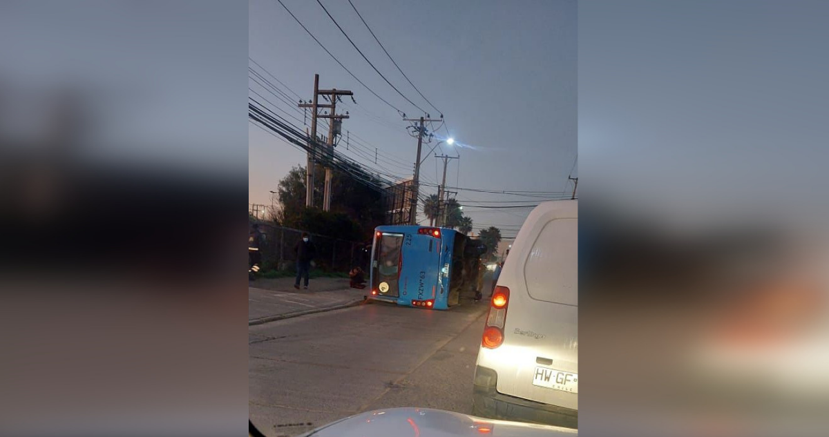 Microbús termina volcado en la comuna de Quilpué: hay pasajeros lesionados.