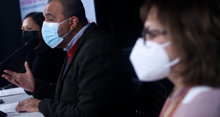 Ministro Ávila y Subsecretaria Figueroa en un punto de prensa