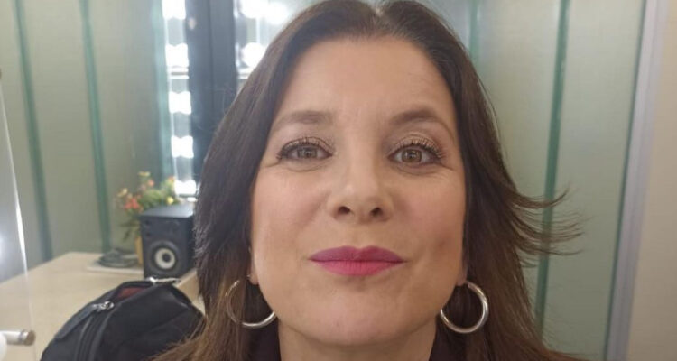 La periodista Mirna Schindler mira con una leve sonrisa a la cámara.