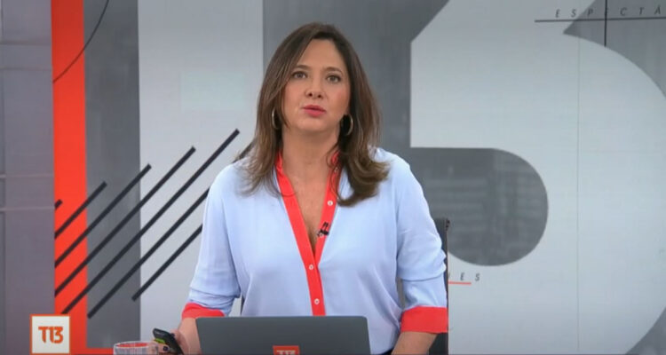Mónica Pérez informa de las noticias en el noticiario T13. La periodista fue acusada por propagar Fake News el miércoles, siendo investigada por el CNTV.