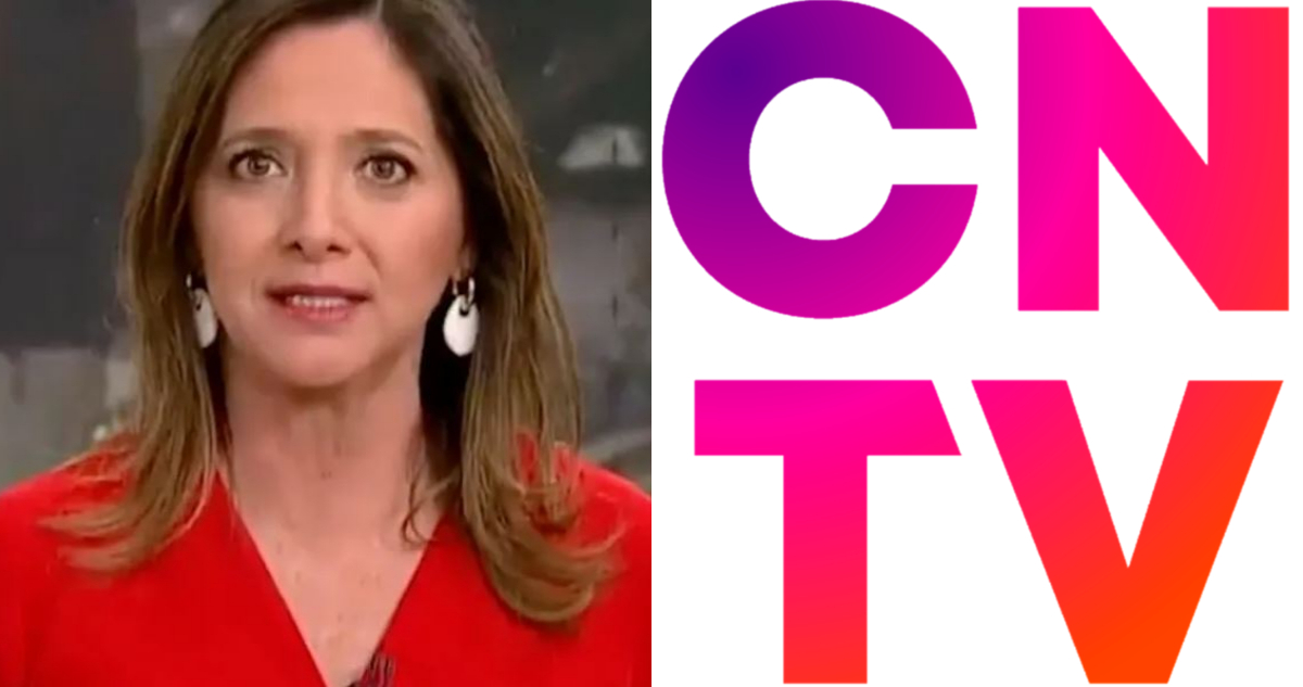 La periodista Mónica Pérez leyendo las noticias en T13. A su lado, el logo del CNTV.
