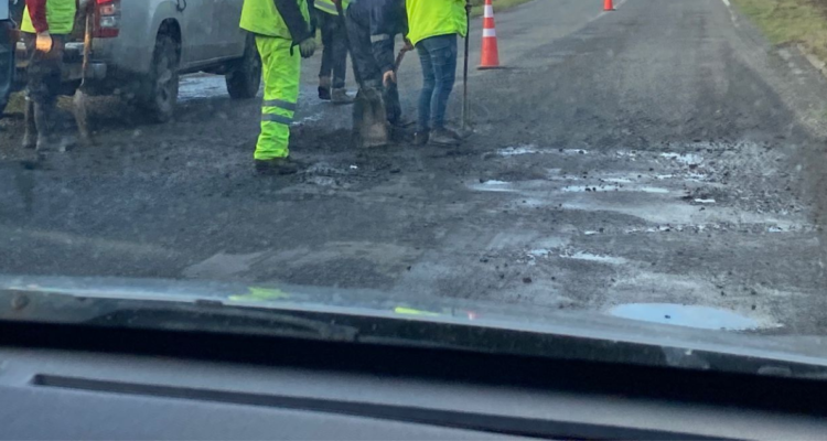 Municipio de Quinchao analiza presentar acciones legales contra Vialidad por “hoyos” en rutas