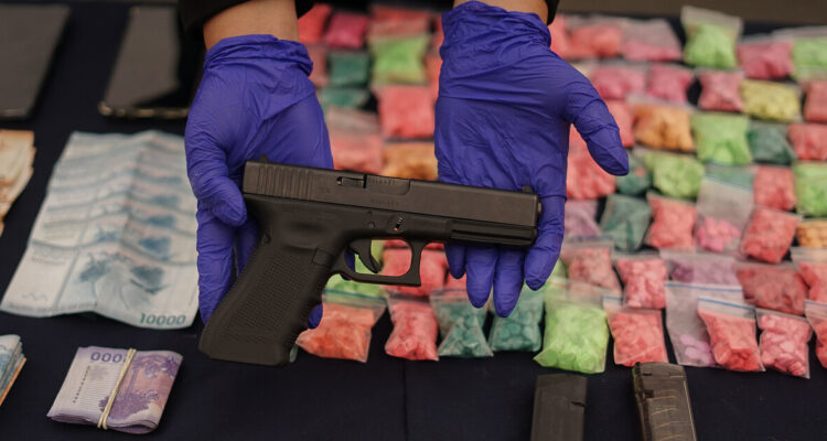 Proponen ley para prohibir música y videos que fomenten consumo de drogas y armas en los colegios