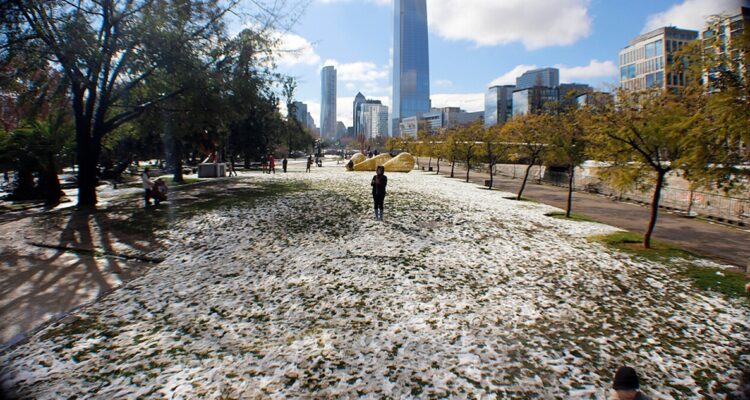 Pronostican que podría caer nieve hasta cercanías del centro de Santiago durante esta semana