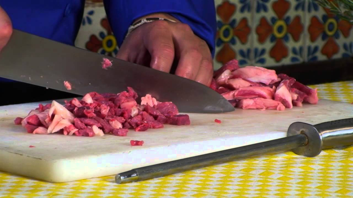 Otro de los errores más comunes cuando cocinas es usar el mismo cuchillo con las carnes y con las verduras o legumbres.