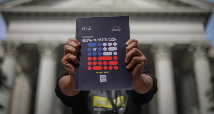 Imagen de libro con nueva propuesta de Constitución.