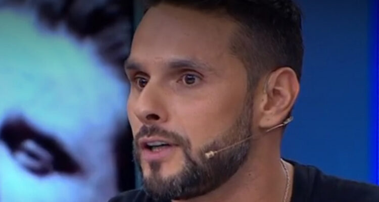 El ex chico reality Óscar Garcés hablando en el matinal Mucho Gusto de Mega.