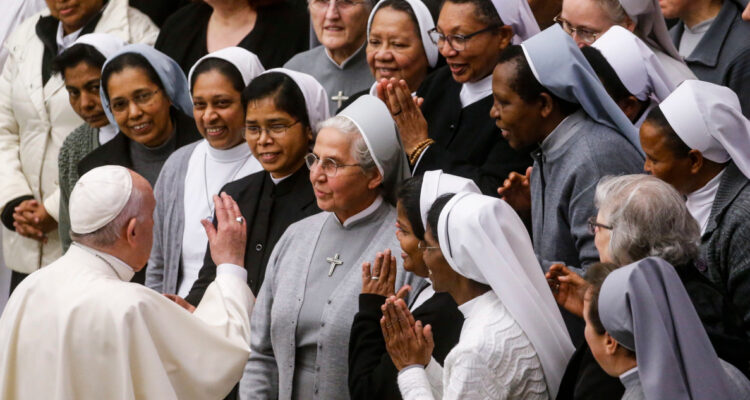 Papa Francisco recibe monjas en el Vaticano.