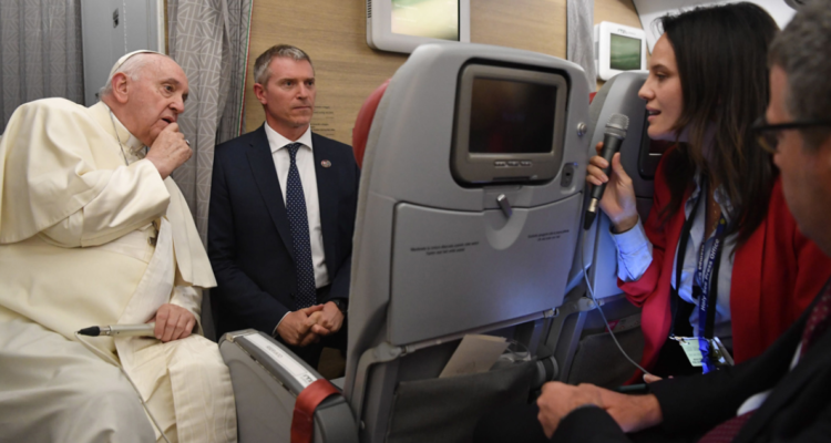 Papa Francisco en rueda de prensa a bordo del avión papal.