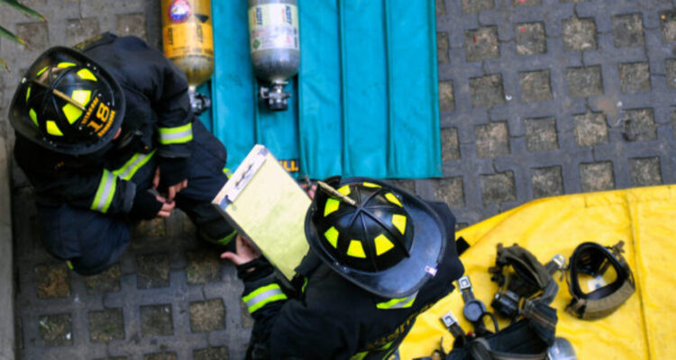 Bomberos trabajando en una emergencia