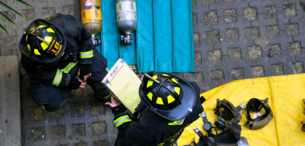 Bomberos trabajando en una emergencia