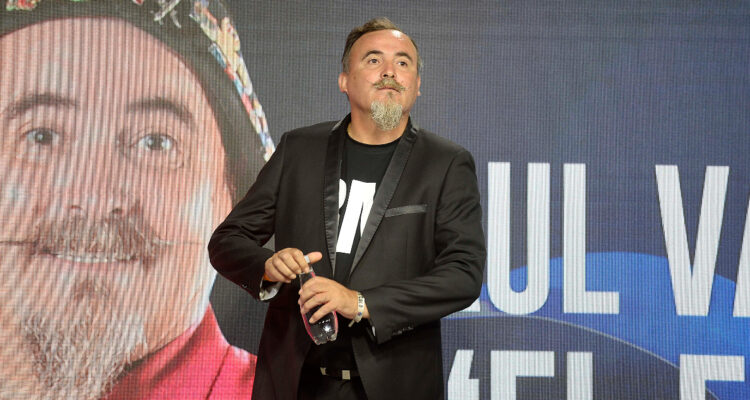 Paul Vásquez en medio de una conferencia de prensa.