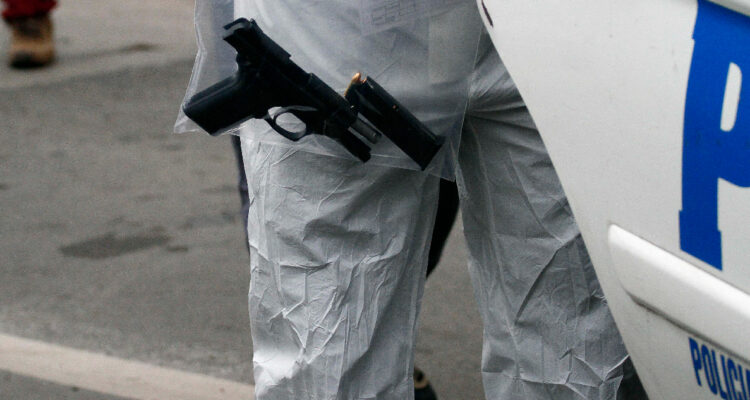 Agencia Uno | Contexto: peritos de la Brigada de Homicidios de la PDI realizan diligencias en un sitio del suceso.