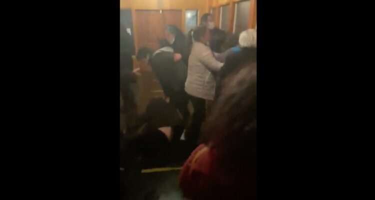 Puyehue: Charla por “Apruebo” en que participó Stingo terminó en gresca con adherentes de “Rechazo”