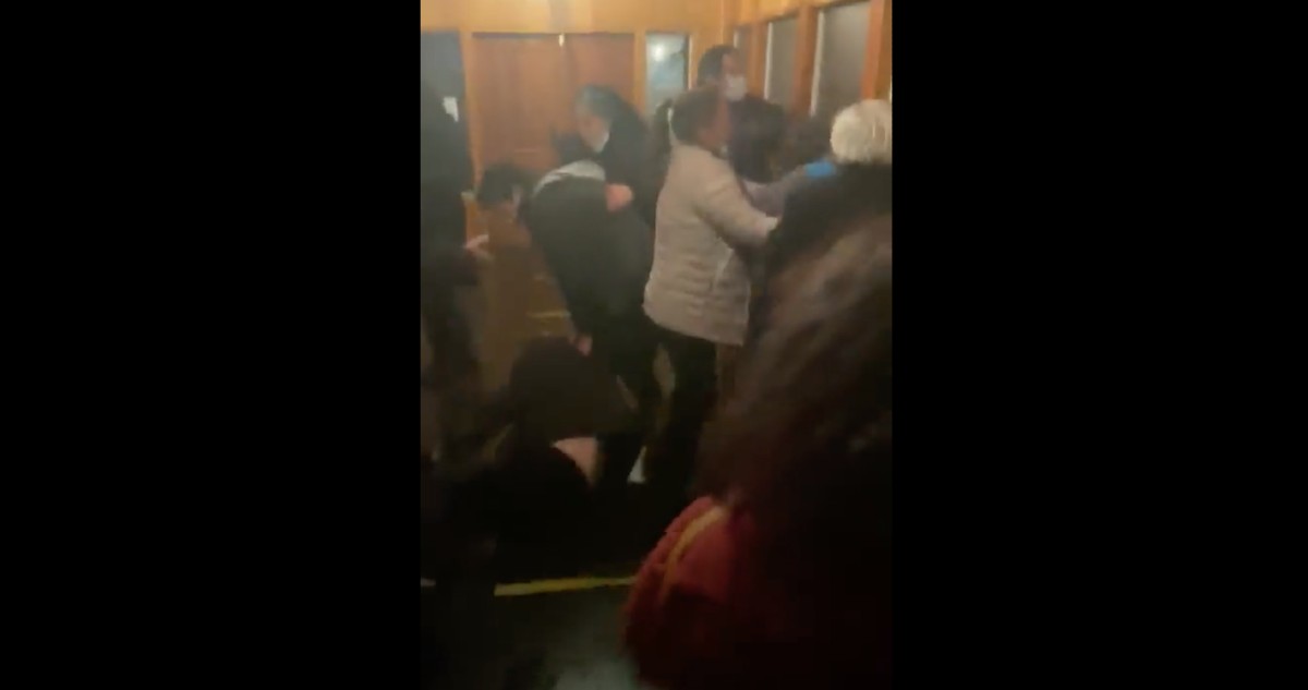 Puyehue: Charla por “Apruebo” en que participó Stingo terminó en gresca con adherentes de “Rechazo”