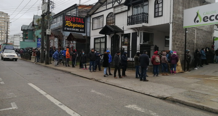 “Es vergonzoso, humillante”: filas desde las 4 de la madrugada para comprar pellet en Osorno.