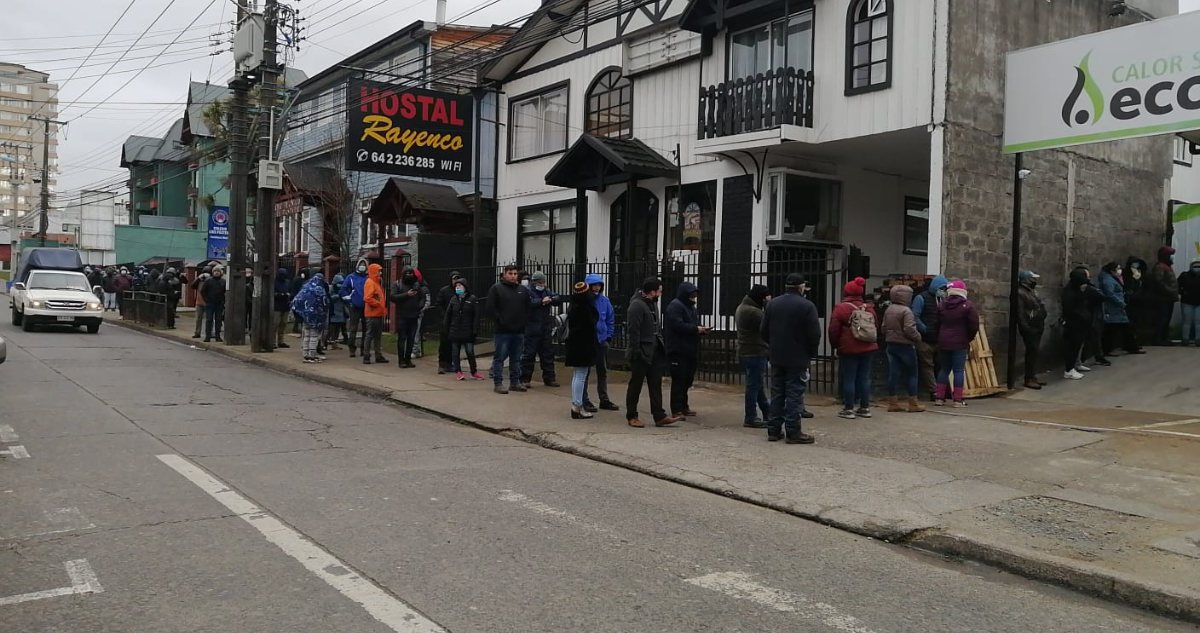 “Es vergonzoso, humillante”: filas desde las 4 de la madrugada para comprar pellet en Osorno.
