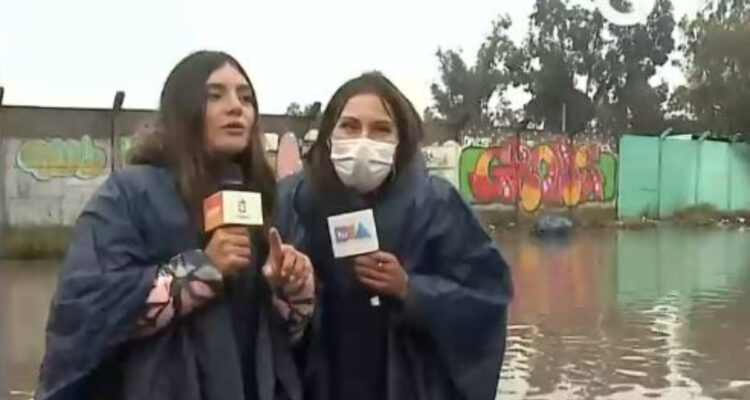 Las periodistas de CHV y Canal 13 Marilyn Pérez y Daniela Muñoz despachando juntas en vivo.