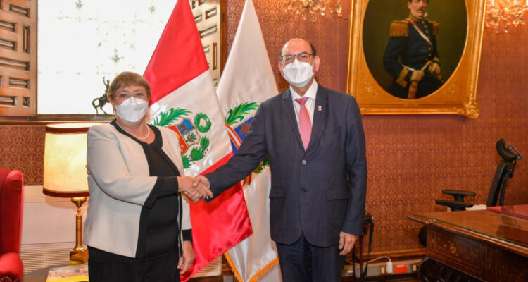 Michelle Bachelet junto al ministro de Relaciones Exteriores, César Landa