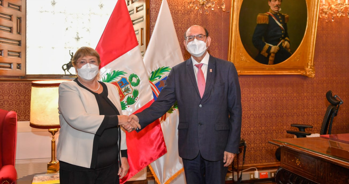 Michelle Bachelet junto al ministro de Relaciones Exteriores, César Landa