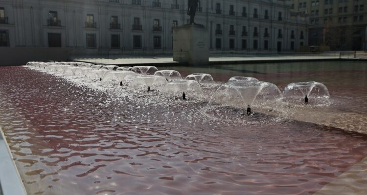 Tiñen de rojo una pileta de La Moneda en paralelo a ceremonia de la CC