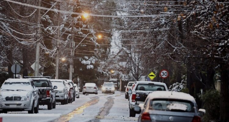 Las postales que dejó la caída de nieve en algunas comunas de Santiago