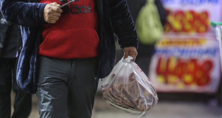 Los 5 temas claves económicos de la semana: En Chile se conocerá actualización del costo de vida