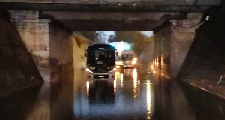Continúan las precipitaciones en la capital: bus quedó atrapado en paso bajo nivel