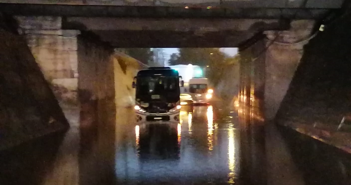 Continúan las precipitaciones en la capital: bus quedó atrapado en paso bajo nivel