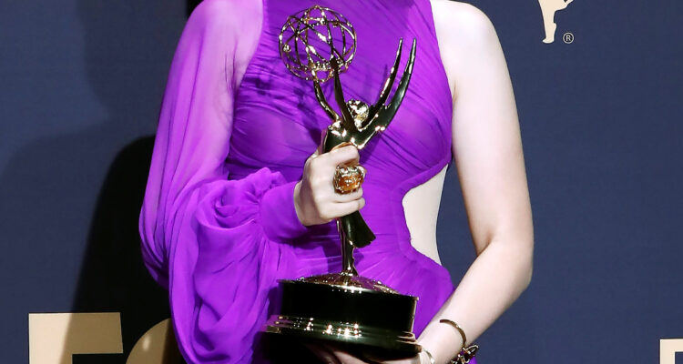 Una actriz, a la que no se le ve el rostro, posa con un premio Emmy tras el evento. Este martes se revelan los nominados a los premios.