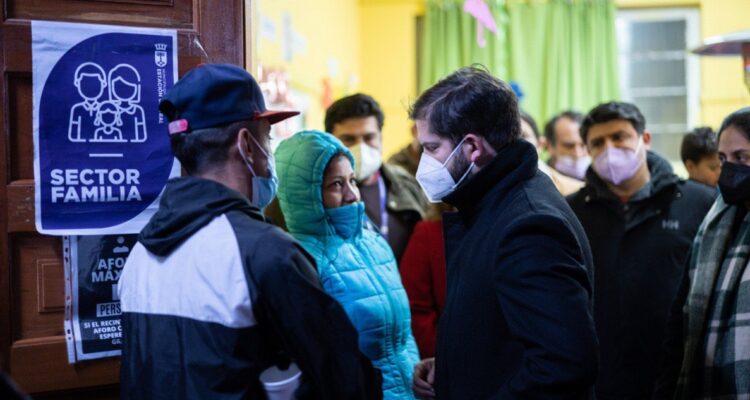 Presidente Boric visitó albergues habilitados por las intensas lluvias en la capital