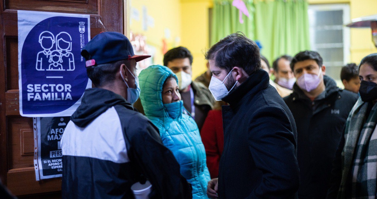 Presidente Boric visitó albergues habilitados por las intensas lluvias en la capital