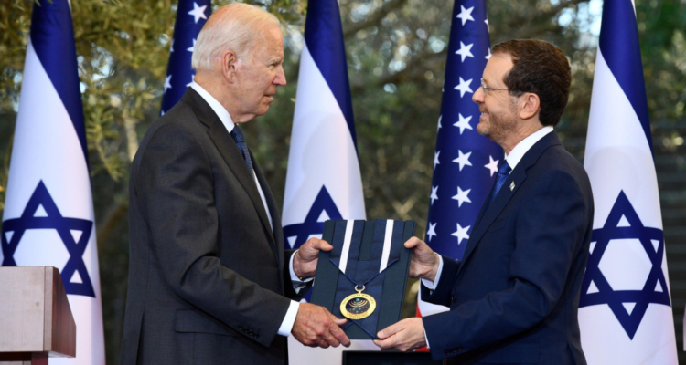 presidente de israel entrega medalla de honor a Biden