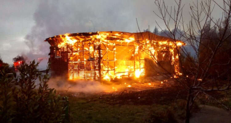 Presunto ataque incendiario destruye completamente vivienda de comunera en Tirúa