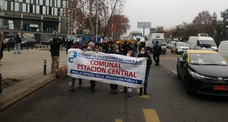 Vuelven clases presenciales e incidentes al Instituto Nacional: hay un detenido con overol blanco