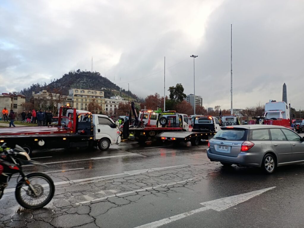 Conductores de grúas concretan protesta en Plaza Baquedano por valor de los combustibles
