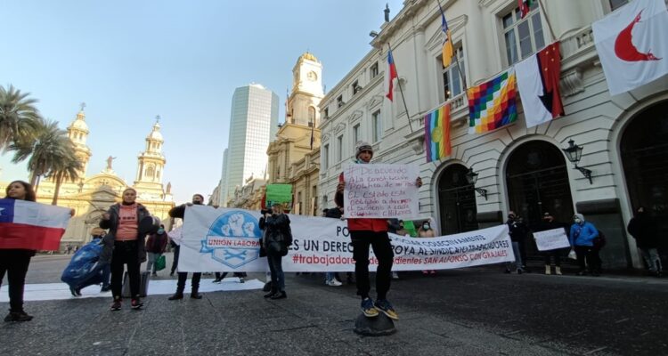 Ambulantes de Meiggs protagonizan protesta en Municipalidad de Santiago para pedir solución laboral
