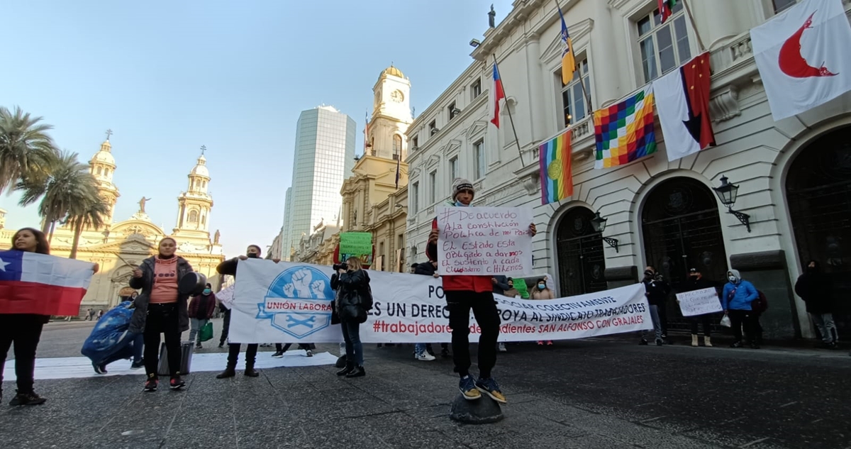 Ambulantes de Meiggs protagonizan protesta en Municipalidad de Santiago para pedir solución laboral