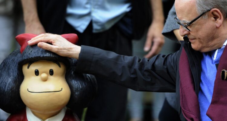 quino tocando estatua de mafalda