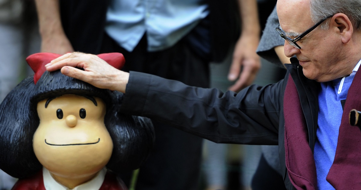 quino tocando estatua de mafalda
